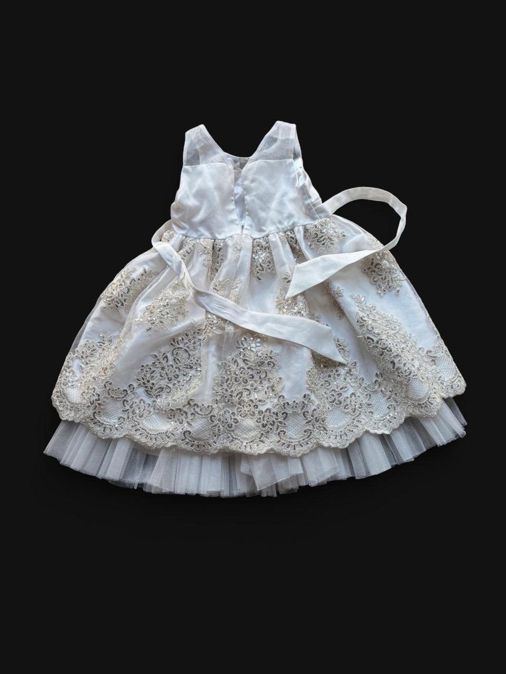 ✨ American Princess
white lace dress with gold embroidery and ribbon, size 5✨